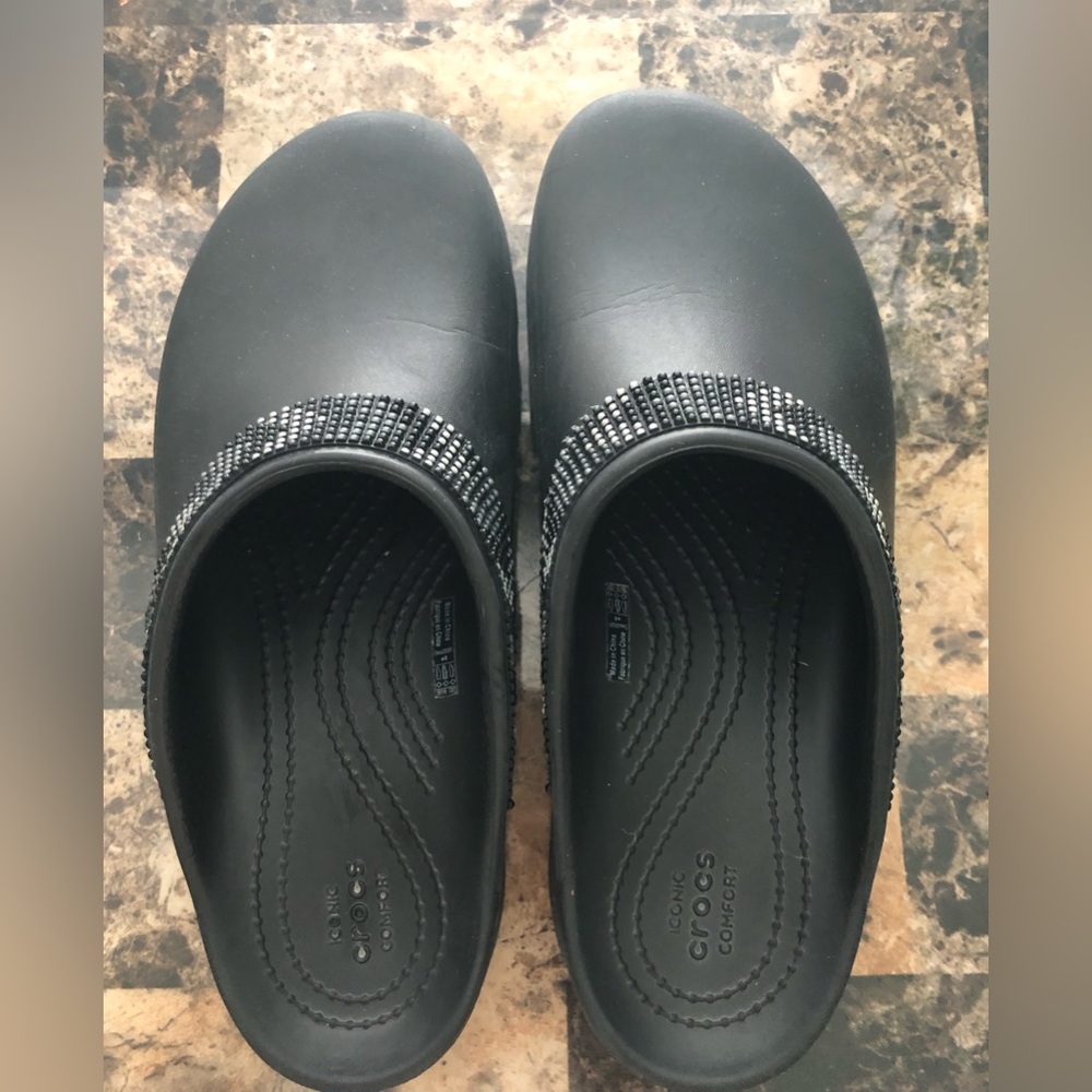 Crocs Black clog Woman’s size 8 wide (will fit 8.5)
